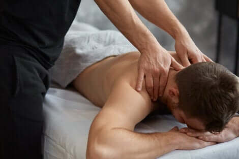 Uomo sottoposto a un massaggio.