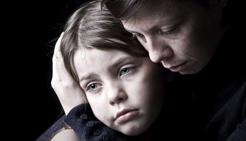 Madre con figlia molto triste.