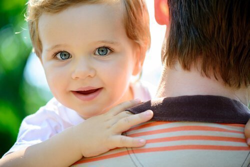 Neonato in braccio al papà