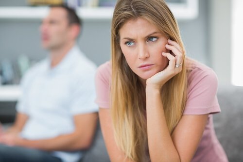 ragazza bionda arrabbiata