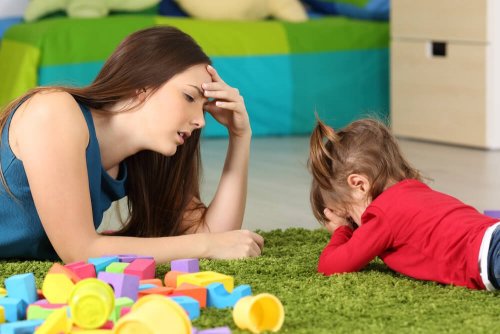 Mamma con bambina su un tappeto