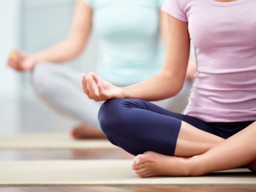 Donne fanno Yoga