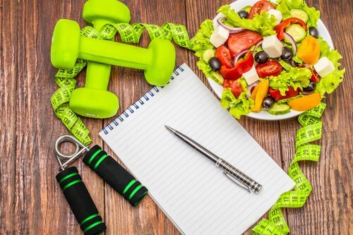 Insalata pesi, quaderno e penna