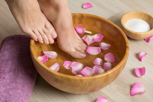 Piedi in bacinella con petali