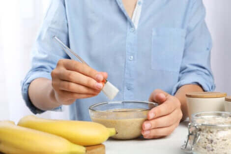 Balsamo alla banana per controllare i capelli crespi.