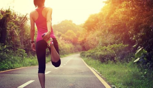 Ragazza realizza stiramenti