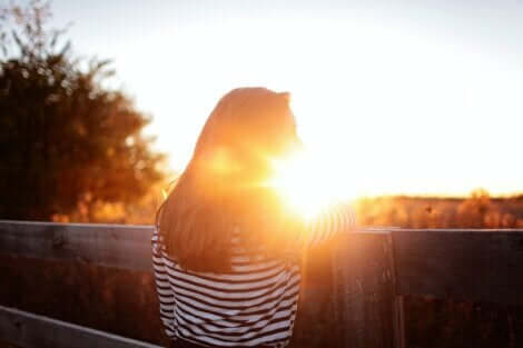 Ragazza che guarda il tramonto.