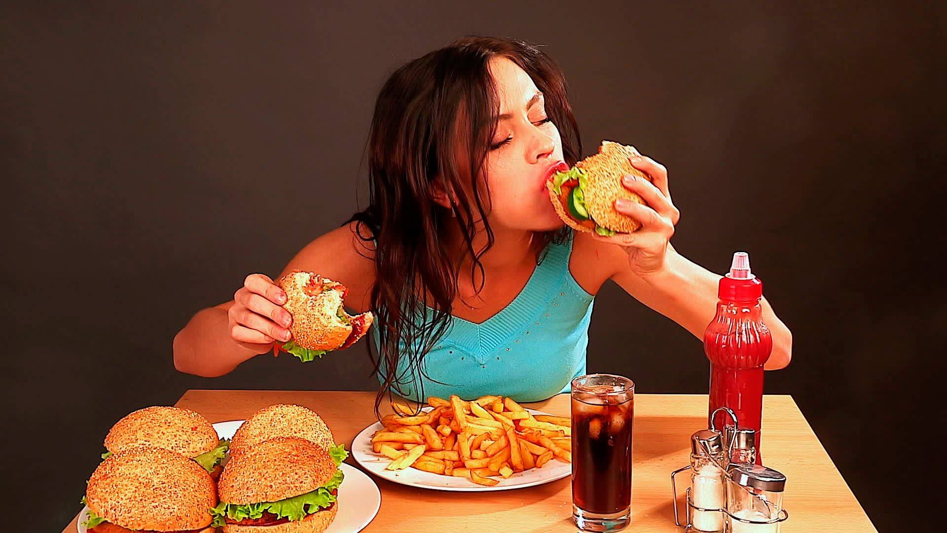 Ragazza mangia cibo da fast food