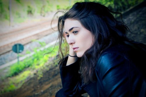 Ragazza pensierosa