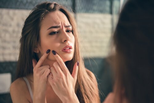 Ragazza si spreme brufoli