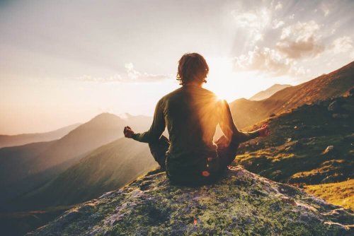 Ragazzo che medita in montagna