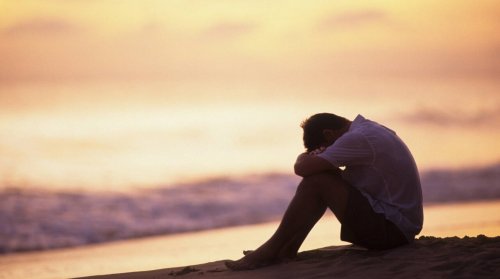 Ragazzo triste in spiaggia