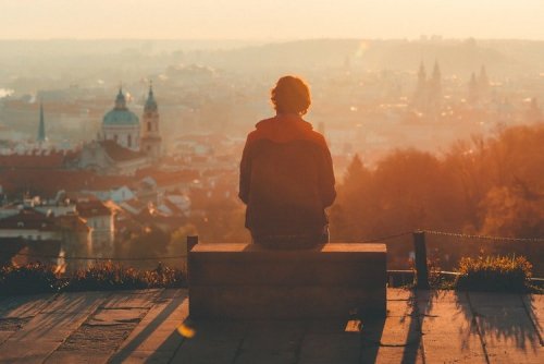 Ragazzo che guarda il panorama
