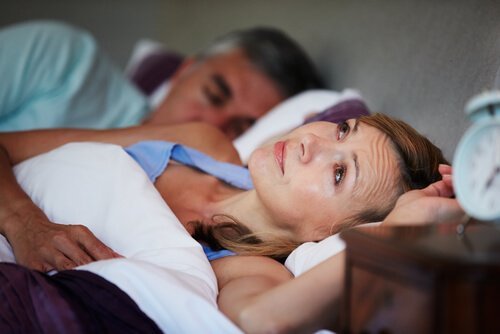 Donna si sveglia durante la notte