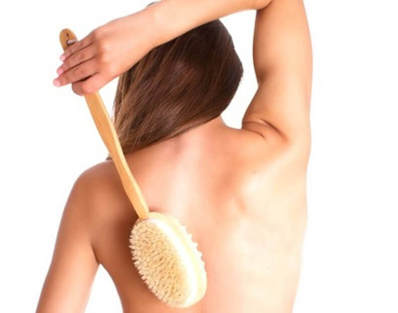 ragazza realizza spazzolatura a secco