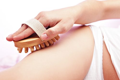 Spazzolatura a secco per la cellulite