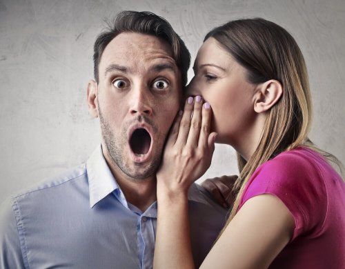 ragazza che parla all'orecchio di ragazzo