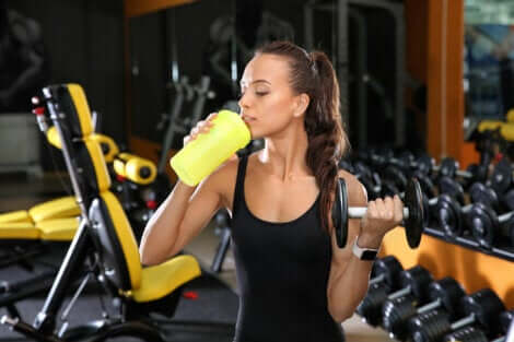 Assumere collagene: ragazza che beve un integratore durante l'allenamento.