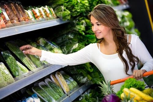 Una donna che compra verdure