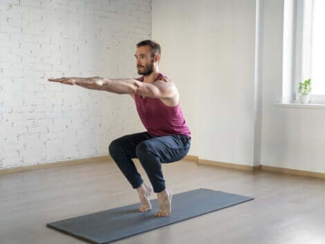 Uomo che si allena sulle punte dei piedi.