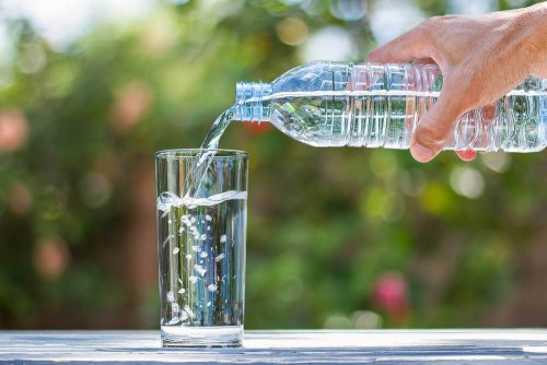 Uomo che si versa acqua