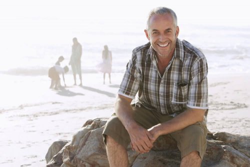 Uomo di mezza età seduto al mare