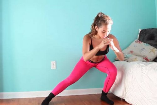 Variante degli squat per mantenere in forma i fianchi