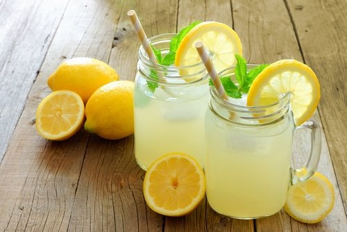 due caraffe di limonata