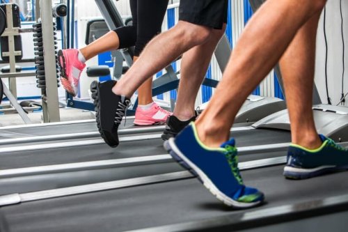 Persone che corrono in palestra