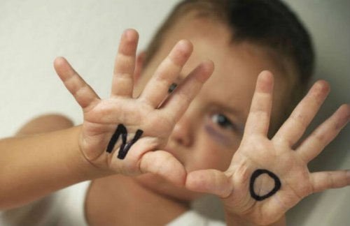 Bambino con scritta No sulle mani