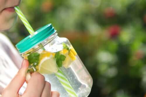 Acqua detox al limone