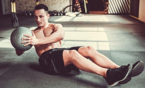Uomo che fa addominali.