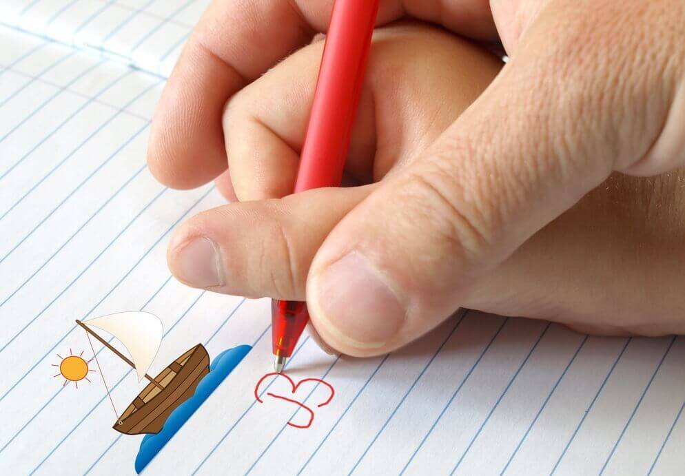 adulto insegna a scrivere a un bambino