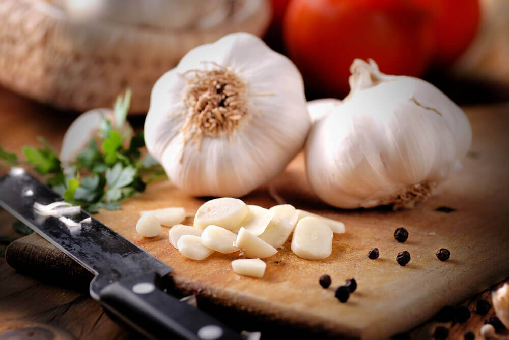 aglio sul tagliere