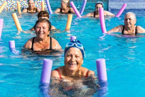 Signore fanno acquagym.
