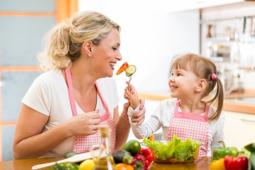 Bambina mangia con la mamma