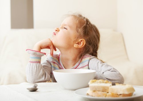 Bambina non vuole mangiare