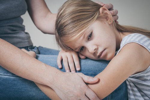 Bambina triste che cerca sostegno nella madre