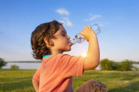 Bambino che beve acqua.