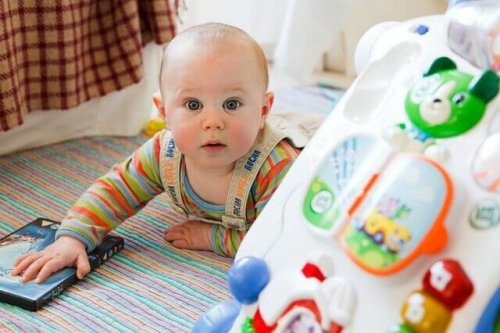 Bambino gioca da solo