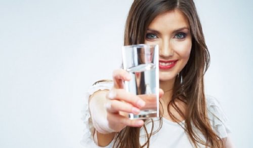 donna con bicchiere di acqua
