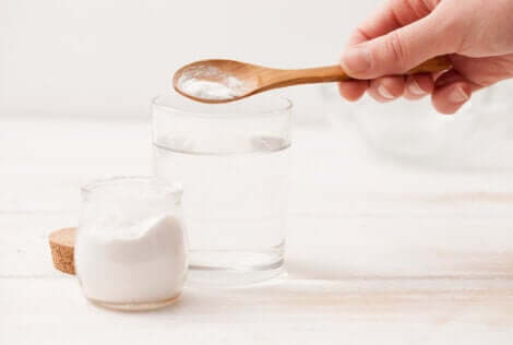 Bicarbonato di sodio in un bicchiere d'acqua.