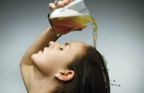 Donna versa birra sui capelli