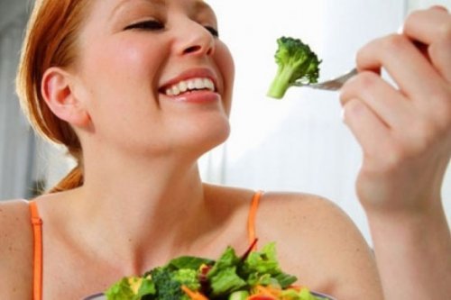 donna mangia broccoli