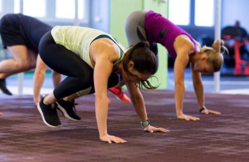 ragazze praticano burpee