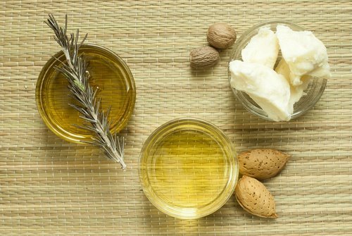 Burro di karitè e olio di mandorle sono ottimi per idratare la pelle