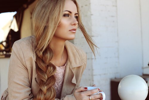 capelli lunghi con treccia