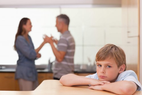 Coppia che discute davanti al figlio