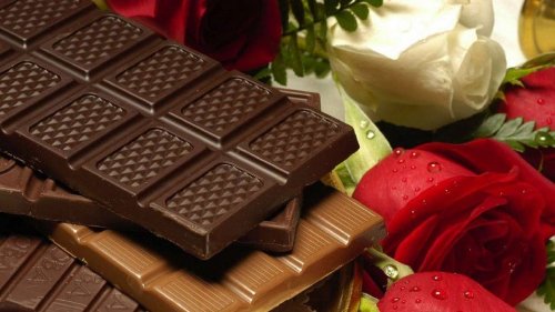 Cioccolato e rose rosse e bianche 