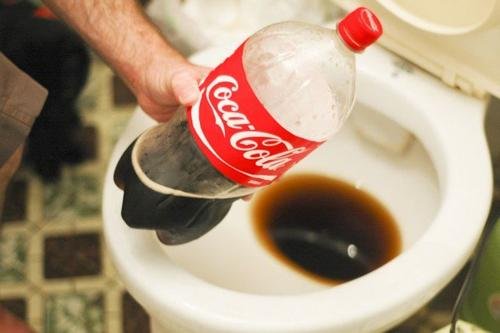 coca cola nel wc per pulire
